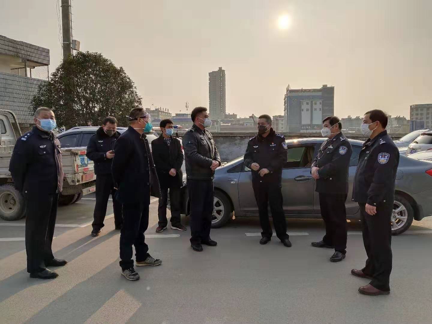 黃岡市副市長(zhǎng)、公安局局長(zhǎng)上官福令、浠水縣副縣長(zhǎng)、公安局局長(zhǎng)涂曙光一行前往浠水人民醫(yī)院指導(dǎo)疫情期間安保工作情況