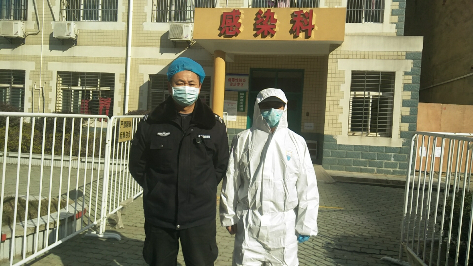 浠水縣人民醫(yī)院保安在疫情期間，擔負著感染科及整個院區(qū)的安保任務，承擔著護送病人檢查、送餐、各區(qū)域消殺毒等重要工作