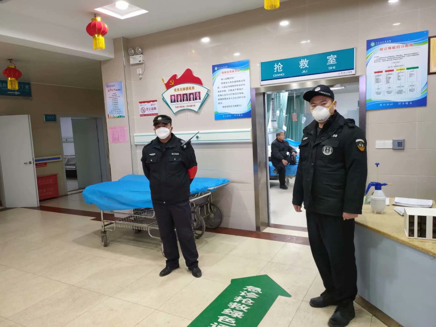 浠水縣人民醫(yī)院保安在疫情期間，擔負著感染科及整個院區(qū)的安保任務，承擔著護送病人檢查、送餐、各區(qū)域消殺毒等重要工作
