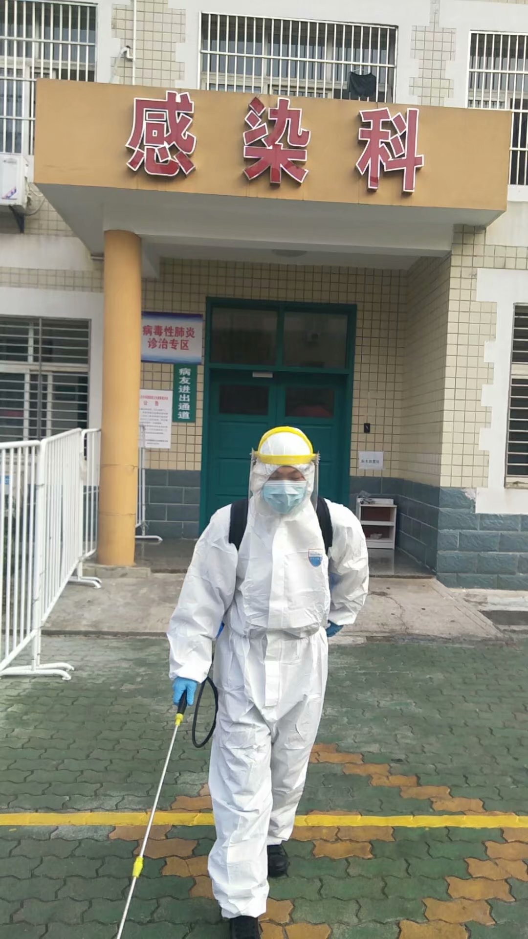 浠水縣人民醫(yī)院保安在疫情期間，擔負著感染科及整個院區(qū)的安保任務，承擔著護送病人檢查、送餐、各區(qū)域消殺毒等重要工作