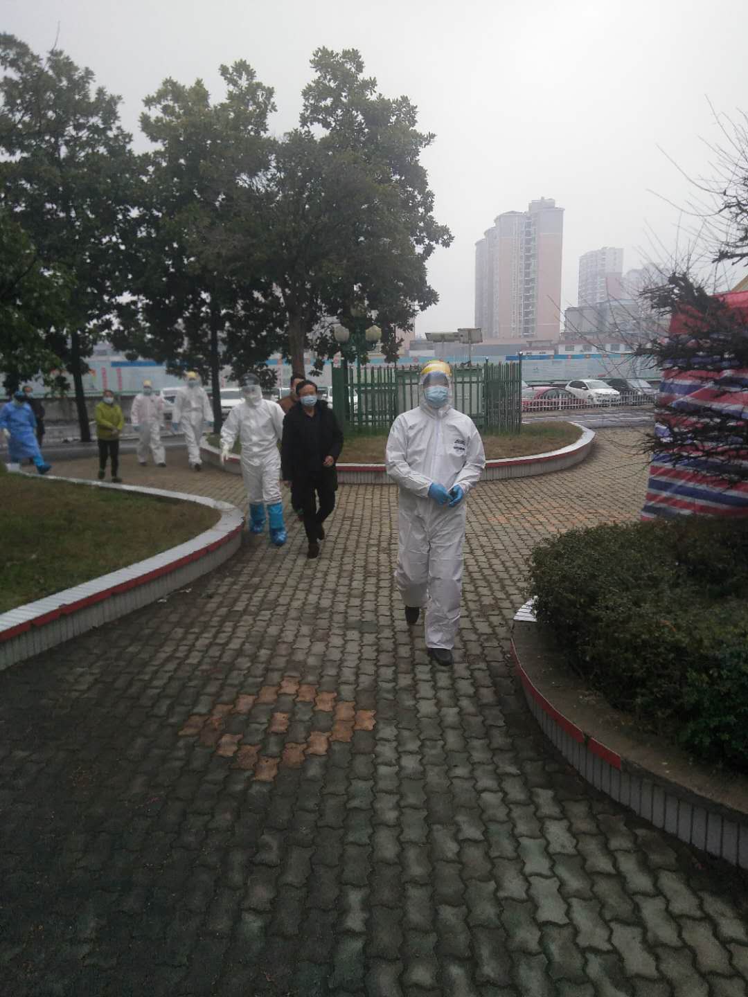 浠水縣人民醫(yī)院保安在疫情期間，擔負著感染科及整個院區(qū)的安保任務，承擔著護送病人檢查、送餐、各區(qū)域消殺毒等重要工作